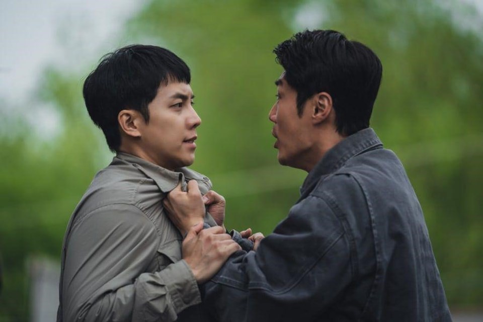 "Mouse" của Lee Hee Joon và Lee Seung Gi dần đi đến hồi kết. Ảnh cắt phim. "Mouse" của Lee Hee Joon và Lee Seung Gi dần đi đến hồi kết. Ảnh cắt phim.