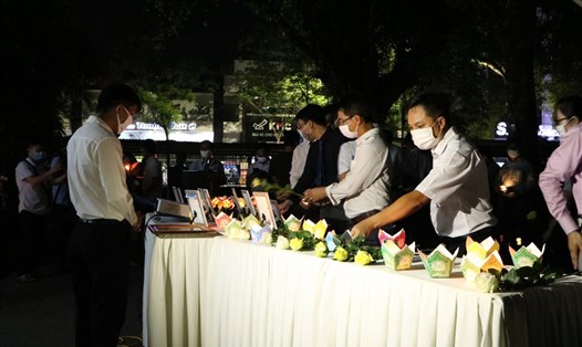 Tối 4.5, Trường Đại học Khoa học - Đại học Huế, Khoa Công nghệ thông tin đã tổ chức lễ tưởng niệm nam sinh viên Nguyễn Văn Nhã - người đã hy sinh quên mình cứu bạn đuối nước . Ảnh: Phúc Đạt