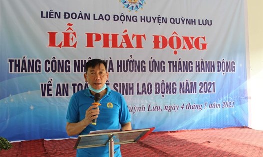 Ông Tô Văn Thắng - Chủ tịch LĐLĐ huyện Quỳnh Lưu phát động Tháng công nhân và hưởng ứng Tháng hành động về an toàn vệ sinh lao động năm 2021. Ảnh: QĐ