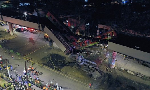 Ảnh chụp từ trên không cho thấy các nhân viên cứu hộ tập trung tại địa điểm xảy ra tai nạn tàu điện ngầm sau khi một cầu vượt cho tàu điện ngầm ở Mexico bị sập. Ảnh: AFP