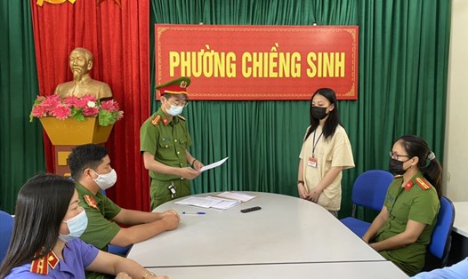 Cơ quan công an đọc lệnh bắt giữ đối tượng Trần Nguyễn Diệp Anh. Ảnh: Công an Sơn La.