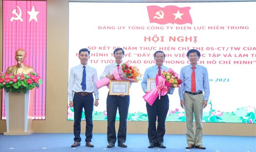 Các cá nhân của Đảng bộ Tổng Công ty Điện lực miền Trung được khen thưởng về học tập và làm theo tư tưởng, đạo đức, phong cách Hồ Chí Minh. Ảnh: Ngọc Thạch