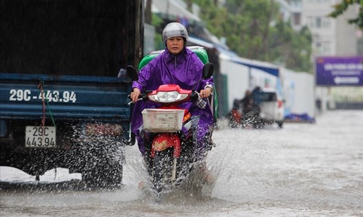 Trận mưa đã khiến địa bàn Thành phố Hà Nội xuất hiện một số điểm ứ đọng cục bộ. Ảnh: LDO