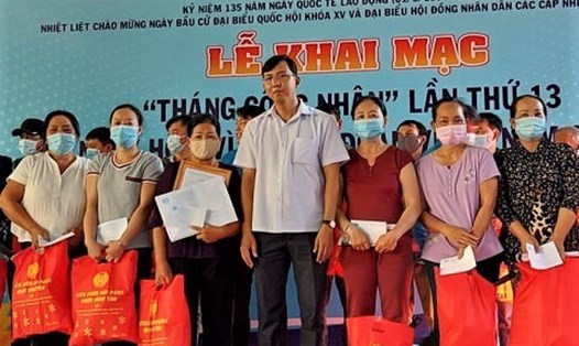 Đoàn viên Nghiệp đoàn giúp việc gia đình nhận quà của LĐLĐ quận Bình Tân (TPHCM) trong ngày ra mắt. Ảnh: LĐLĐ Bình Tân