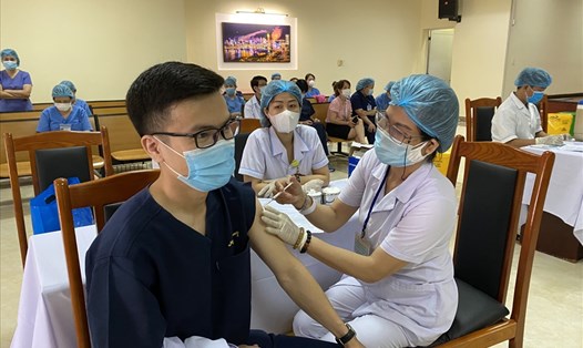 Hơn 1.200 nhân viên y tế Bệnh viện Đà Nẵng được tiêm vaccine COVID-19 trong 3 ngày. Ảnh: TT