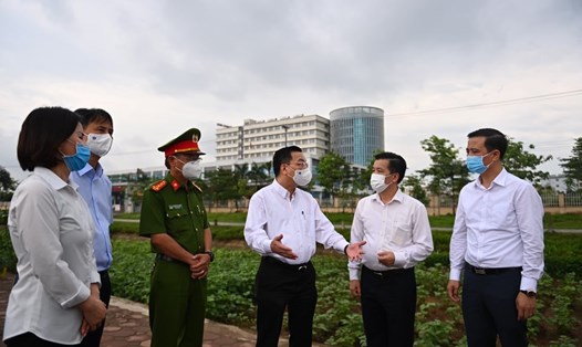 Chủ tịch TP Hà Nội làm việc về phòng chống dịch COVID-19 tại BV Bệnh Nhiệt đới TƯ cơ sở 2 chiều 5.5. Ảnh: Tùng Giang