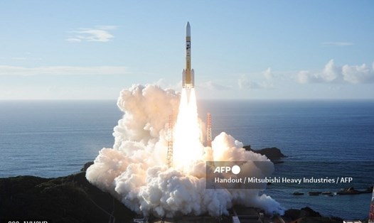 Tên lửa H-2A mang theo tàu thám hiểm sao Hỏa - Hope. Ảnh: AFP