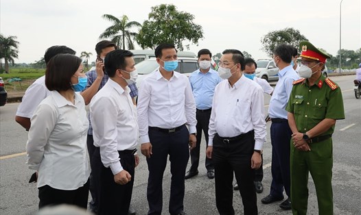 Ông Chu Ngọc Anh, Chủ tịch UBND TP Hà Nội kiểm tra công tác cách ly Bệnh viện Bệnh Nhiệt đới Trung ương cơ sở 2. Ảnh: Trung Nguyên