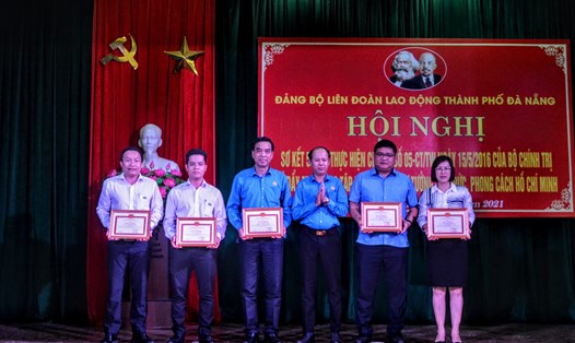 Đảng ủy LĐLĐ thành phố Đà Nẵng tuyên dương, khen thưởng các cá nhân có thành tích xuất sắc trong thực hiện Chỉ thị 05 của Bộ Chính trị. Ảnh: Thanh Hùng