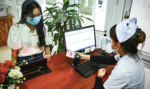 Người dân sử dụng hình ảnh thẻ BHYT trên ứng dụng VssID để đăng ký KCB BHYT tại BV đa khoa khu vực miền núi phía Bắc - Quảng Nam. Ảnh: BHXHQN