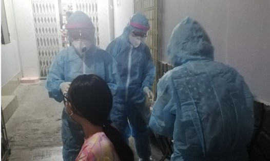 Lấy mẫu các trường hợp tiếp xúc gần ngay tại nhà (quận 11, TPHCM) trường hợp test nhanh SARS-CoV-2 dương tính tại Campuchia. Ảnh: Trung tâm Y tế quận 11