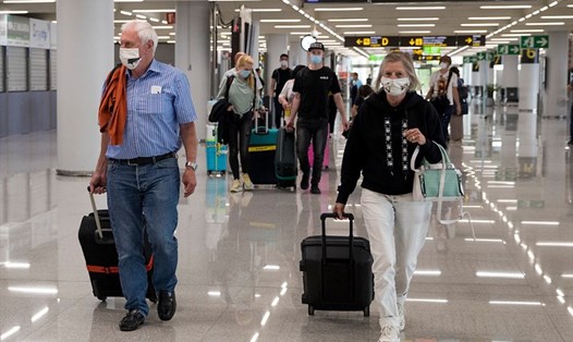 Du khách tại sân bay Son Sant Joan ở Palma de Mallorca, Tây Ban Nha. Ảnh: AFP