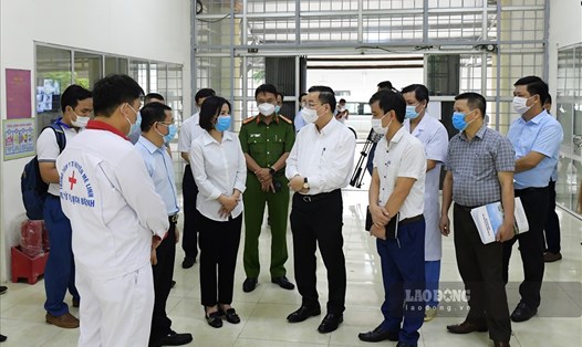 Chủ tịch UBND TP.Hà Nội Chu Ngọc Anh cùng đoàn kiểm tra của thành phố đến kiểm tra tại Bệnh viện dã chiến Mê Linh. Ảnh: Tùng Giang