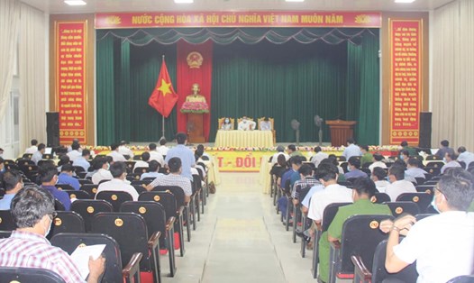 Cuộc họp khẩn của Chủ tịch UBND tỉnh Hà Tĩnh với chính quyền, ngành chức năng Thạch Hà sau khi phát hiện 2 ca nhiễm COVID-19 trong cộng đồng. Ảnh: Hữu Đồng.