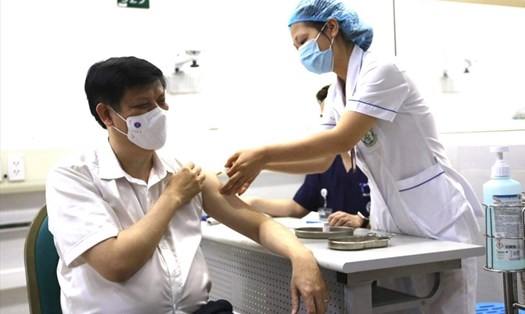 Bộ trưởng Bộ Y tế Nguyễn Thanh Long tiêm vaccine phòng COVID-19 sáng 6.5. Ảnh: Hải Nguyễn.