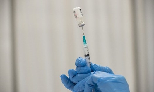 Canada đã trở thành quốc gia đầu tiên trên thế giới cấp phép sử dụng vaccine COVID-19 Pfizer cho trẻ từ 12 đến 15 tuổi. Ảnh: AFP