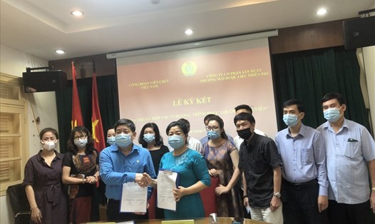 Đại diện Công đoàn Viên chức Việt Nam và Công ty Cổ phần Sản xuất Thương mại Dược liệu Thiên Phú ký kết thoả thuận hợp tác chương trình phúc lợi đoàn viên. Ảnh: Đ.Phương