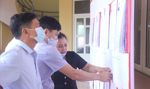 Cử tri huyện Hoằng Hoá, Thanh Hoá tìm hiểu thông tin các ứng viên ĐBQH khoá XV.
