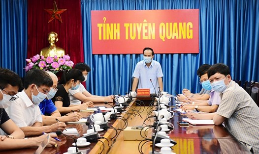 Cuộc họp khẩn trước đó của Ban chỉ đạo phòng chống dịch Tuyên Quang về công tác phòng chống dịch COVID-19 và truy vết các trường hợp trở về từ Bệnh viện Bệnh nhiệt đới trung ương cơ sở 2. Ảnh: BTQ.