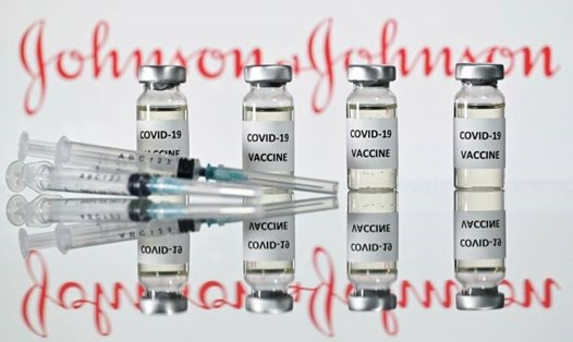 Những lo ngại về cục máu đông dẫn đến việc tạm dừng triển khai vaccine COVID-19 của Johnson & Johnson. Ảnh: AFP
