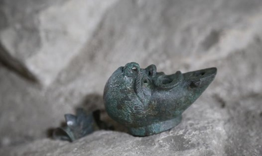 Chiếc đèn dầu 1.900 năm tuổi được phát hiện ở Israel. Ảnh: Tân Hoa xã