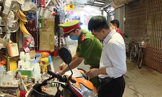 Lực lượng chức năng tỉnh Ninh Bình lập biên bản xử lý các trường hợp không đeo khẩu trang tại nơi công cộng. NT
