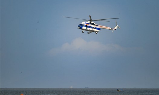Tổ bay trực thăng cơ động trong tình huống thực hành cứu hộ, cứu nạn trên biển. Ảnh: PV