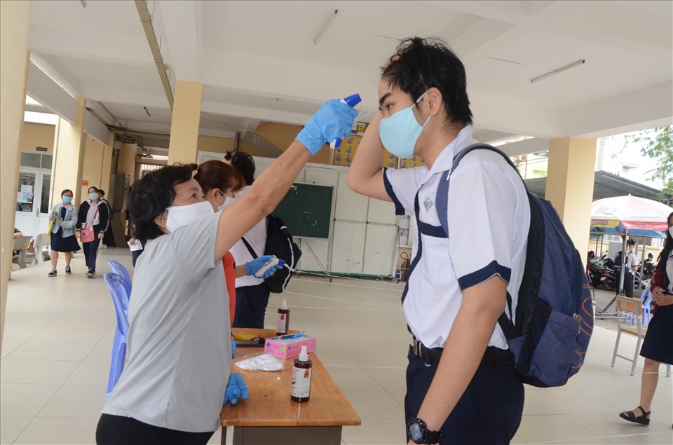 Các trường tăng cường công tác phòng dịch, những học sinh, cán bộ, nhân viên liên quan tới F1 sẽ tạm dừng đến trường. Ảnh minh hoạ: Huyên Nguyễn