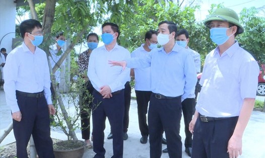 Lãnh đạo tỉnh Thái Bình trực tiếp xuống hiện trường thôn có ca mắc COVID-19 tại xã Hồng Dũng, huyện Thái Thụy để chỉ đạo, kiểm tra công tác phòng, chống dịch. Ảnh: N.T