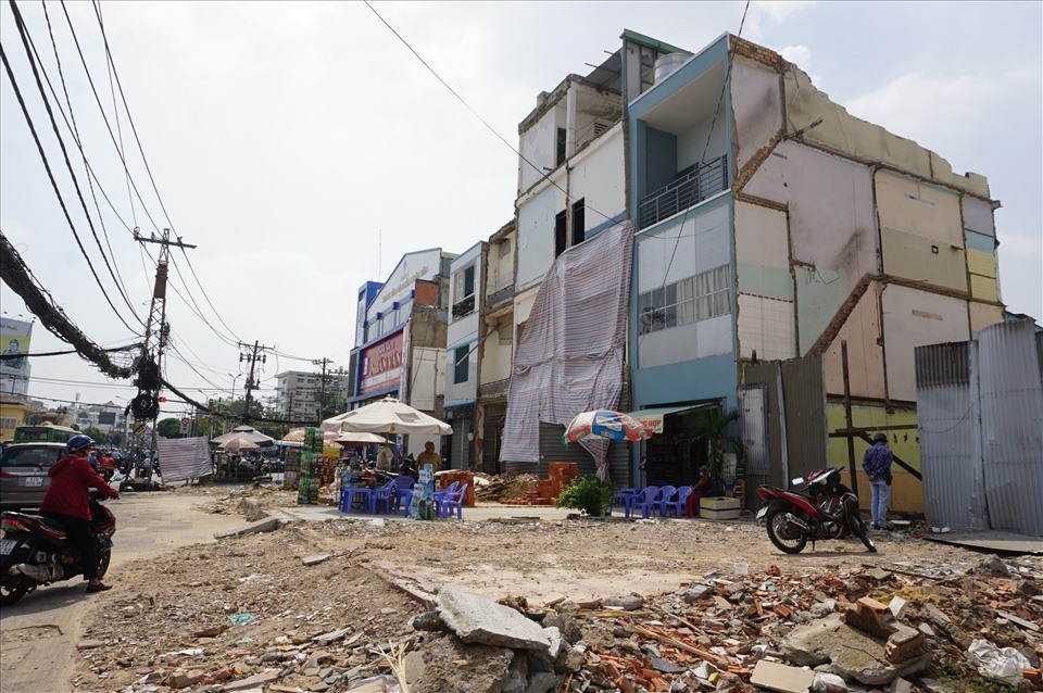 Người dân dọc đường Trường Chinh (quận Tân Bình, TPHCM) bàn giao mặt bằng cho tuyến metro số 2 (Bến Thành - Tham Lương). Ảnh: Minh Quân