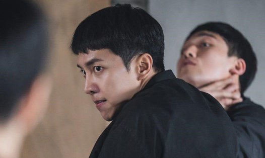Lee Seung Gi rơi vào tình huống khó khăn trong "Mouse". Ảnh cắt phim.
