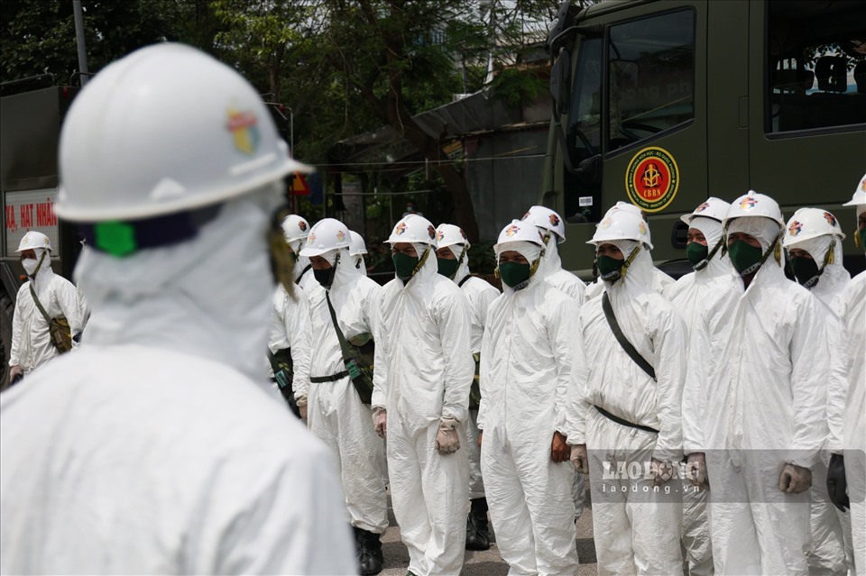 Bộ Tư lệnh Thủ đô cùng với Ban Chỉ huy Quân sự huyện Đông Anh đã điều 7 xe chuyên dụng và 75 cán bộ, chiến sĩ tiến hành phun khử khuẩn toàn bộ Bệnh viện Bệnh Nhiệt đới Trung ương cơ sở Đông Anh. Ảnh: Tùng Giang.