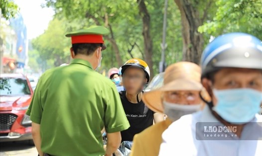 Hà Nội tích cực xử phạt người không đeo khẩu trang Ảnh: LDO
