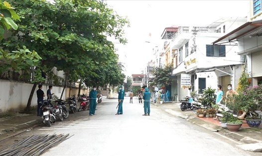 Lực lượng chức năng bảo vệ khu vực phong tỏa tại phường Tân An, thị xã Nghĩa Lộ. Ảnh: VĐ.