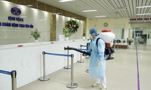 Cán bộ y tế phun khử khuẩn tại bệnh viện K Tân Triều. Ảnh: Thu Trinh