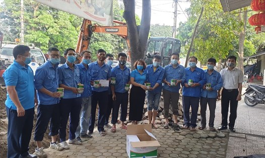 Công đoàn ngành Xây dựng Nghệ An tặng sữa bột canxi cho 50 công nhân lao động Công ty CPCP cấp nước Nghệ An thuộc 3 bộ phận thường xuyên làm việc ở hiện trường. Ảnh: Quang Đại