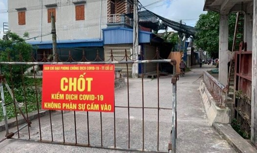 Chốt kiểm soát tại xóm vừa có ca mắc COVID-19 ở Nam Định. Ảnh: T.K