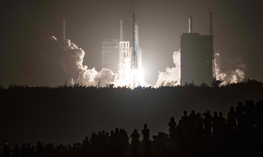 Ảnh tên lửa Trung Quốc Trường Chinh 5B phóng đi từ Trung tâm Vũ trụ Văn Xương, đảo Hải Nam, Trung Quốc tháng 11.2020. Ảnh: AFP.