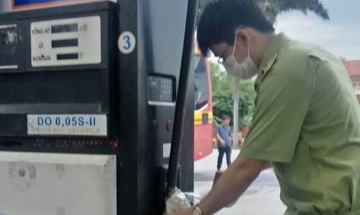 Cục QLTT Nam Định kịp thời ngăn chặn trên 20.000 lít dầu Diesel không đảm bảo chất lượng. Ảnh T.Hưng (QLTT Nam Định)