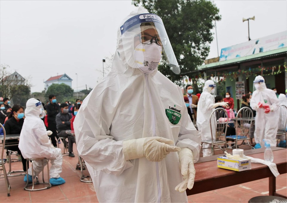 Cán bộ y tế lấy mẫu xét nghiệm COVID-19 trong đợt dịch ở Hải Dương. Ảnh: Bộ Y tế