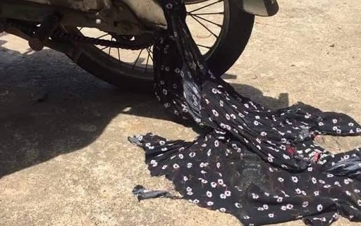 Áo chống nắng vướng vào xe. Ảnh: minh hoạ BVCC