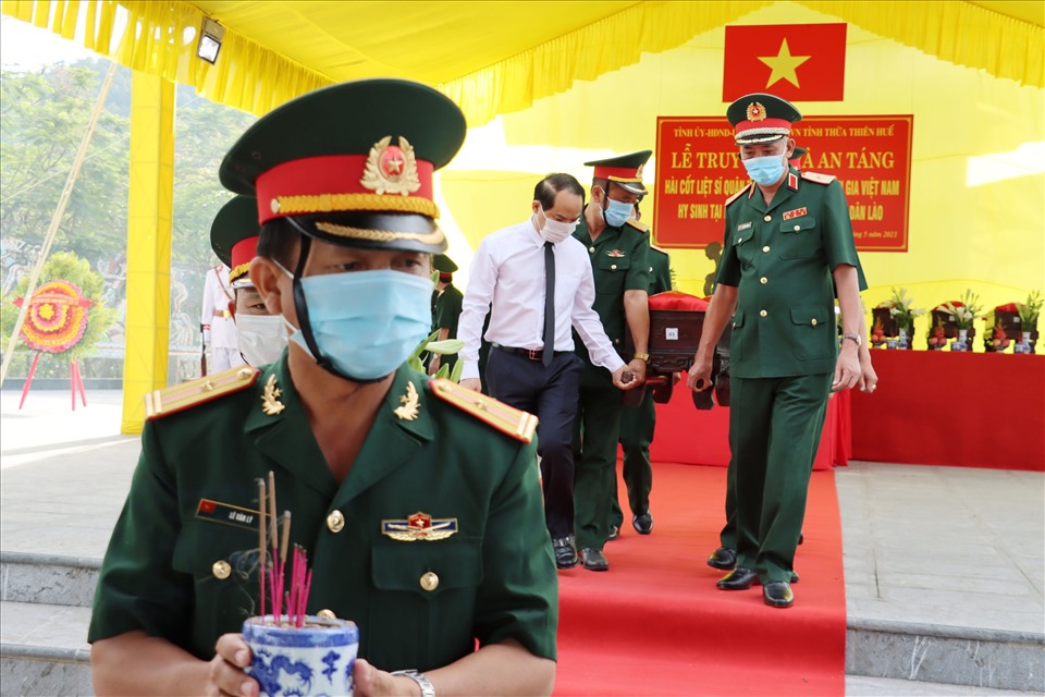 Đưa 14 hài cốt liệt sĩ về với đất mẹ. Ảnh: TT.
