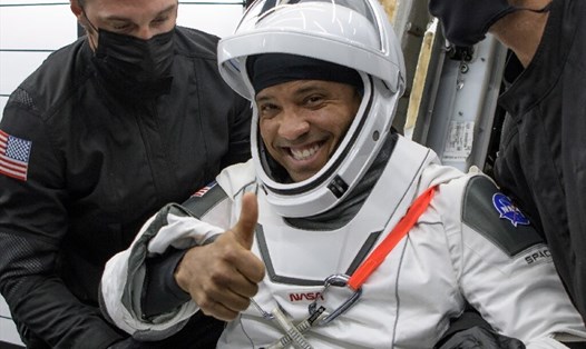 Phi hành gia Victor Glover trở về Trái đất hôm 2.5.2021. Ảnh: SpaceX