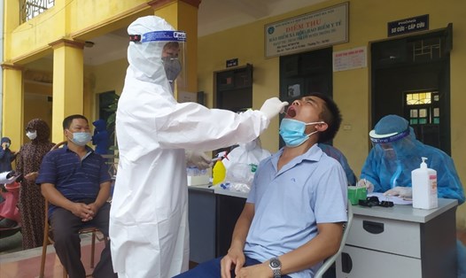 Lấy mẫu xét nghiệm SARS-CoV-2 cho người dân xã Tô Hiệu. Ảnh: Sở Y tế Hà Nội