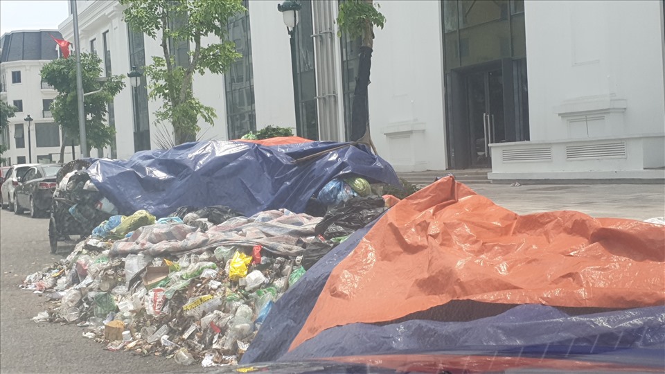 Rác chất đống giữa trung tâm Hạ Long ngày 6.5.2021. Ảnh: Nguyễn Hùng