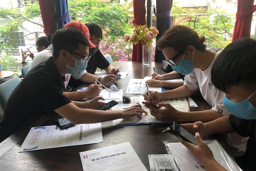 Đăng ký xét tuyển đại học bằng phương thức sử dụng điểm học bạ ngày càng được nhiều thí sinh lựa chọn. Ảnh: Bích Hà