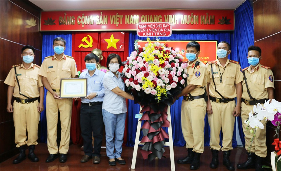 Lãnh đạo Bệnh viện Chợ Rẫy cảm ơn lực lượng CSGT. Ảnh: PC08