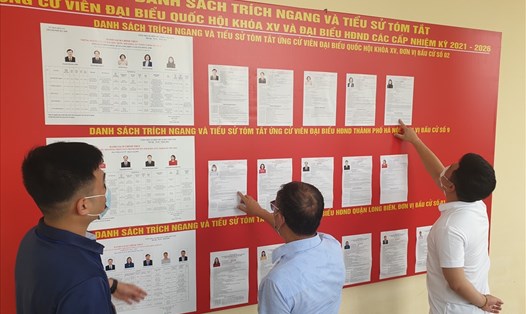 Danh sách các ứng cử viên đại biểu Quốc hội, Hội đồng nhân dân được niêm yết tại UBND phường Ngọc Thụy. Ảnh: P.Đ