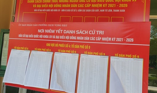 Danh sách niêm yêt danh sách cử tri đi bầu cử được đặt công khai tại Nhà văn hóa Yên Hòa (Cầu Giấy, Hà Nội). Ảnh: Phạm Đông