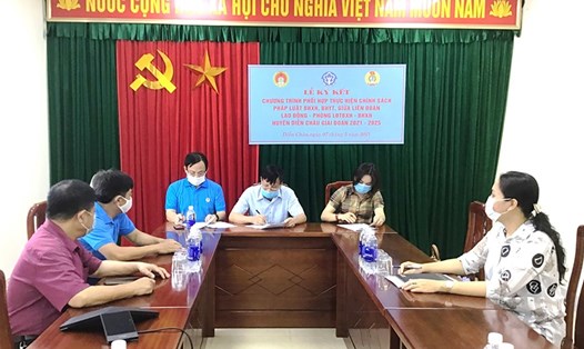 Lãnh đạo các cơ quan ký kết chương trình phối hợp giai đoạn 2021-2025. Ảnh: Duy Từ